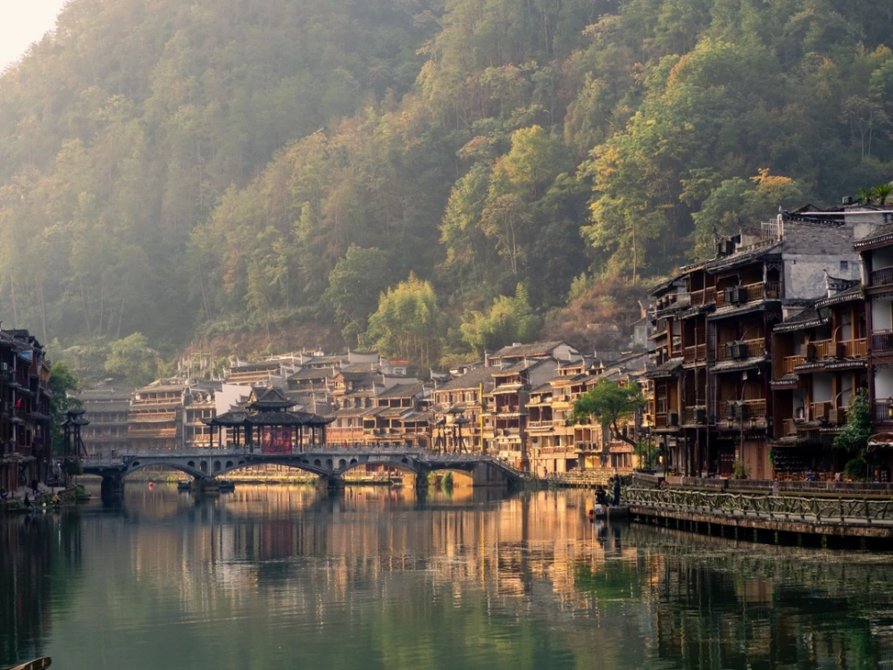 Phượng Hoàng cổ trấn bình yên bên dòng Đà Giang