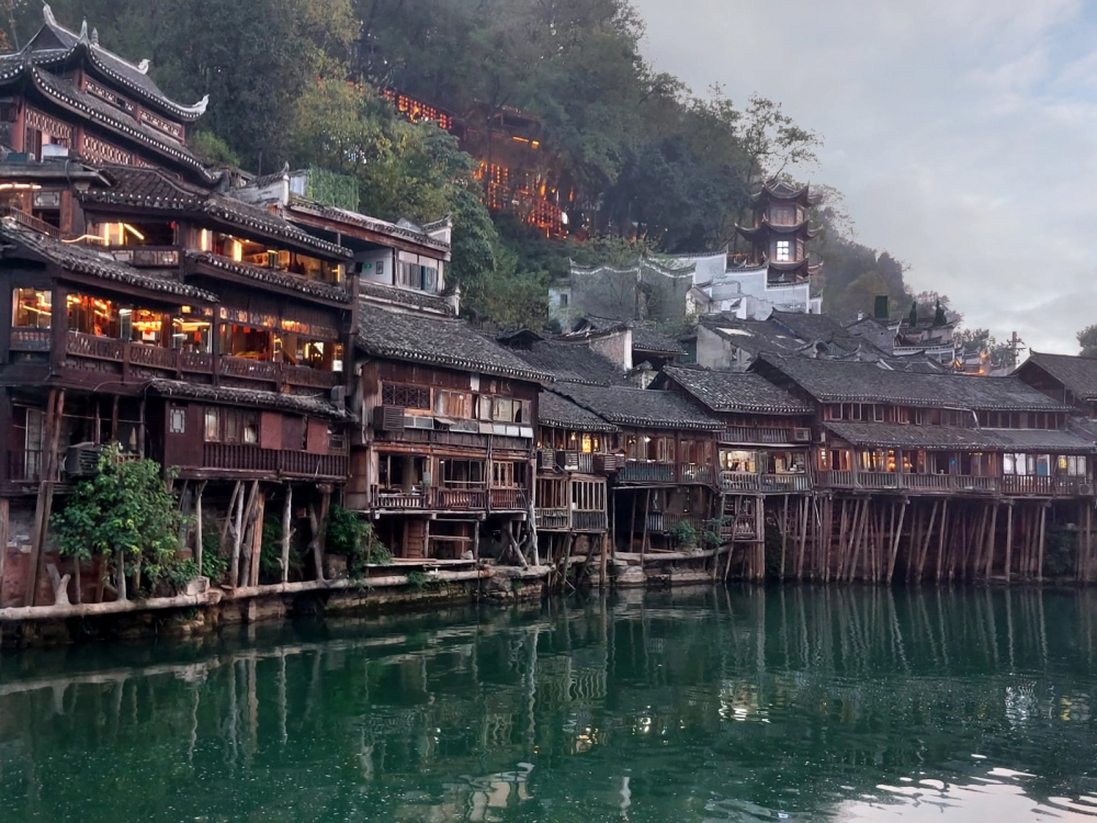 Bình yên Phượng Hoàng lan tỏa từng góc phố