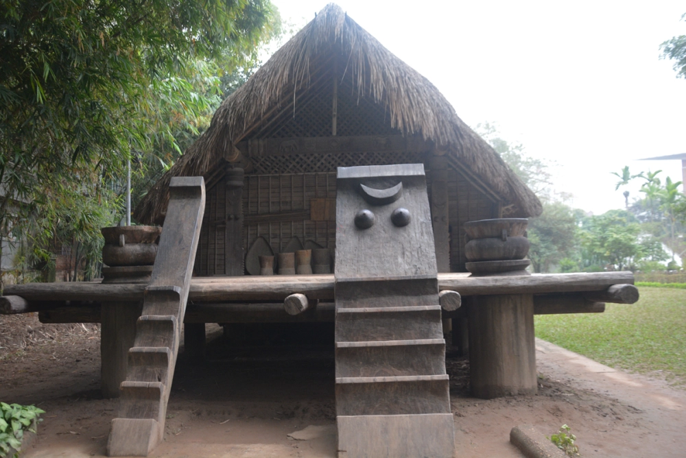Nhà dài mái tranh Tây Nguyên gần gũi thiên nhiên