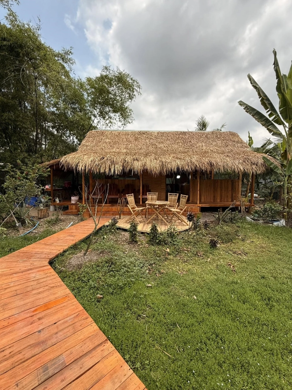 Nhà mái lá mộc mạc miền Tây tạo cảm giác bình yên