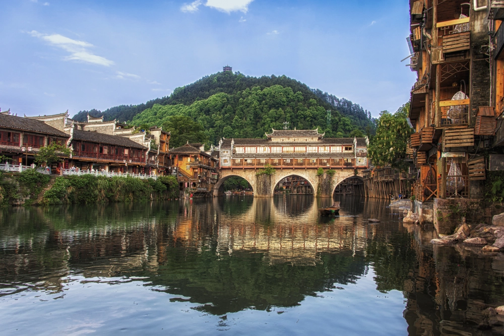 Khám phá Phượng Hoàng cổ trấn đầy chất thơ